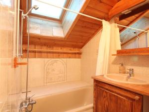 Appartement Mansardé 3 Pièces, 6 Pers, Balcon Sud-Est, Garage, Proche Centre et Pistes - FR-1-572-147