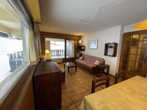 Ski aux pieds, 2 pièces rénové, 5 couchages, terrasse, parking, proche commerces et services - FR-1-572-145