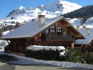 Joli studio, 4 pers, calme, proche commerces et remontées mécaniques, balcon, rénové - FR-1-458-171