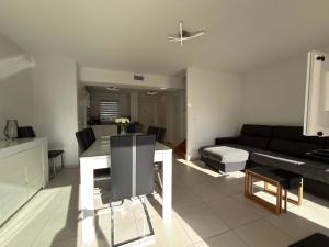 Spacieuse villa moderne à 500m de la plage dans une résidence