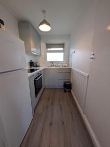 Two bed newly refurbished chalet on Sund0wner Holiday Park - Sleeps 5, pet friendly - Includes bed linen and towels - Ref 319