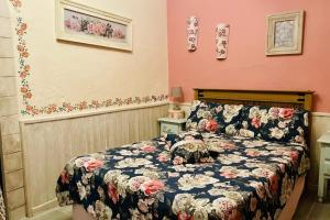 6 Bed House Sleeps 12 - Pool Hot Tub Fireplace