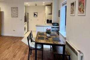 2Bed Apartment - Sleeps 4 - Parking Wifi Central