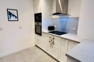 2Bed Apartment - Sleeps 4 - Parking Wifi Central