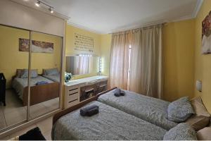 1 Bed Apt Sleeps 5 - Indoor Pool - Free Parking