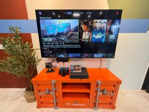 R3troHouse2 4BR 18PAX PS4, PoolTable in TOWN