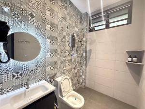 R3troHouse2 4BR 18PAX PS4, PoolTable in TOWN