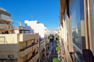 3 Bed Apartment Sleeps 6 - Free Parking & Balcony