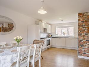 3 Bed in Newport 90253