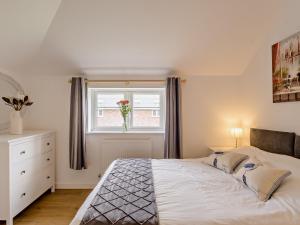 3 Bed in Newport 90253