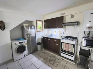 Ushuaia Magnifica,Tu refugio con vista al canal de Beagle y montañas