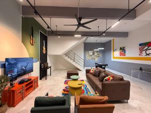 R3troHouse2 4BR 18PAX PS4, PoolTable in TOWN