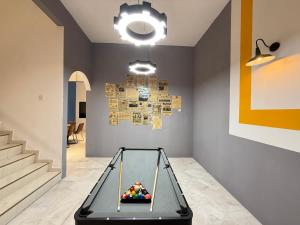 R3troHouse2 4BR 18PAX PS4, PoolTable in TOWN