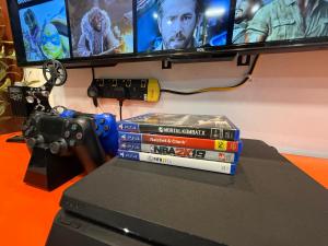 R3troHouse2 4BR 18PAX PS4, PoolTable in TOWN