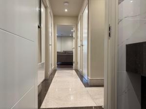 Modern 1BR 1BA Apartment in Chigwell - CHCL F5