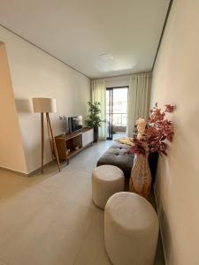 PISCINA, 2qts, 2 banh, varanda c churrasqueira, estacionamento, elevador, portaria