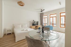 Downtown Comfort Apartment by Vacationy