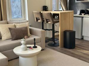 Lovely 1BR & 1LR Apartment, Only 15 Min Walk to City Center