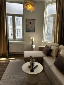 Lovely 1BR & 1LR Apartment, Only 15 Min Walk to City Center