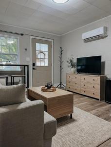 Cozy Pet Friendly Apartment Near Downtown and Pensacola NAS