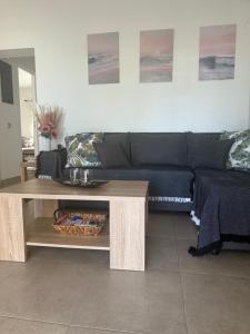 M & F HOUSE (παραλία Μαρκοπούλου Ωρωπού)