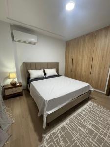 Bel appartement neuf proche des commerces à Laouina