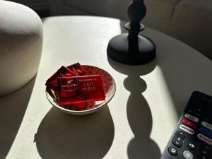 Lovely 1BR & 1LR Apt for 4P, Only 15 Min Walk to City Center