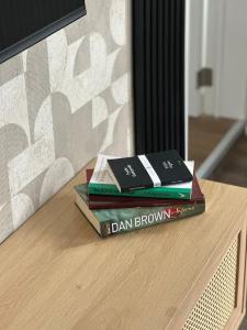 Lovely 1BR & 1LR Apt for 4P, Only 15 Min Walk to City Center