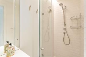 Forte 2BDR w Pool, AC, Gym, Garage & 5 mins to Beach