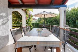 Family house with swimming pool and secluded garden - by TRAVELER tourist agency - ID 2687