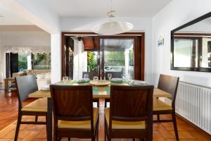 Family house with swimming pool and secluded garden - by TRAVELER tourist agency - ID 2687