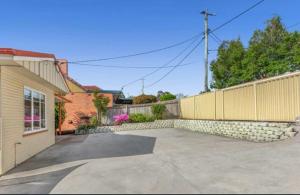 Cozy Studio near UQ Walk to Shops and Transit