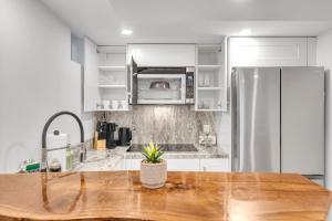 Cozy Basement 1BR with Parking and Workspace