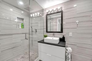 Cozy Basement 1BR with Parking and Workspace