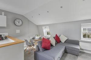 Stylish 2BR Retreat Steps from Kings Cross