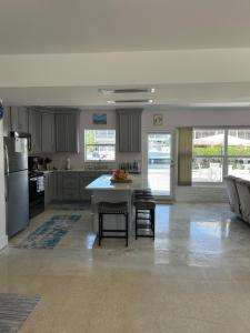 Comfortable, Spacious 3-BR, 2-BA-1 level home- DEEP dock on canal, Islamorada