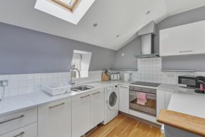 Stylish 2BR Retreat Steps from Kings Cross
