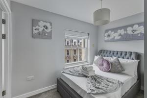 Stylish 2BR Retreat Steps from Kings Cross