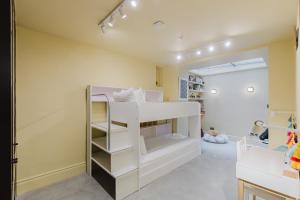 Exquisitely Designed 2BD Flat in South Kensington