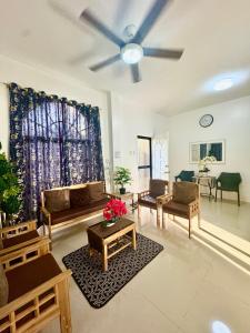 Eds Spacious 3-Bedroom 2-Full Bathroom House with Wifi, AC and Pool