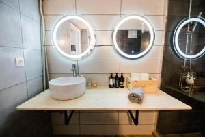 Quiet room, hall, shared bathroom and kitchen