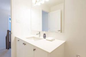 Modern 2BR Home with Parking Near Airport and Downtown Ottawa