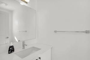 Modern 2BR Home with Parking Near Airport and Downtown Ottawa