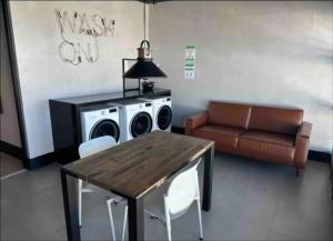 Studio 706 Esmeralda