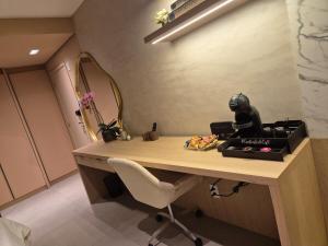 Studio 706 Esmeralda