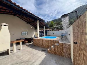 Linda casa c piscina a poucos passos da Praia