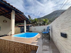 Linda casa c piscina a poucos passos da Praia