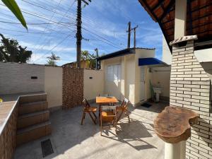 Linda casa c piscina a poucos passos da Praia