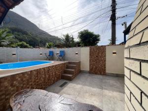 Linda casa c piscina a poucos passos da Praia