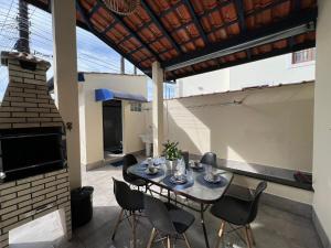 Linda casa c piscina a poucos passos da Praia